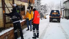Kar sebebiyle ulaşıma kapanan köydeki diyaliz hastasının yardımına UMKE yetişti