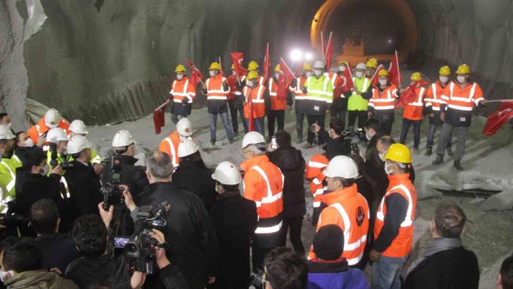 Kazdağları’nda Çanakkale Ayvacık-Küçükuyu Yolu T-2 Tüneli’nde ışık göründü