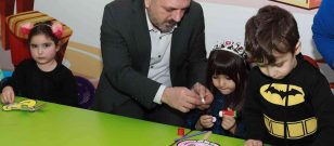 Sincan Belediye Başkanı Murat Ercan’dan çocuklara sürpriz ziyaret