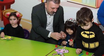 Sincan Belediye Başkanı Murat Ercan’dan çocuklara sürpriz ziyaret